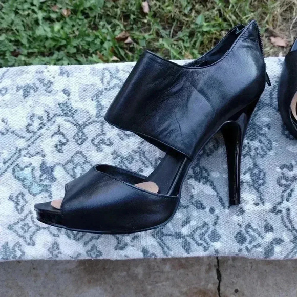 Nine West black leather 4” heels with dramatic side buckle size 6M - Picture 3 of 7